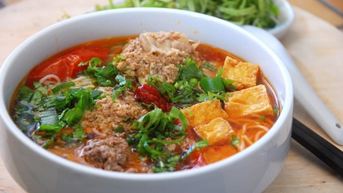 Thưởng thức bún riêu cua