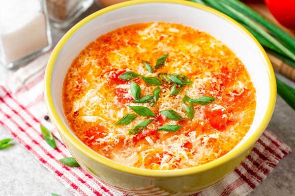 Bật mí 2 cách nấu canh trứng cà chua thơm ngon cho bữa cơm gia đình