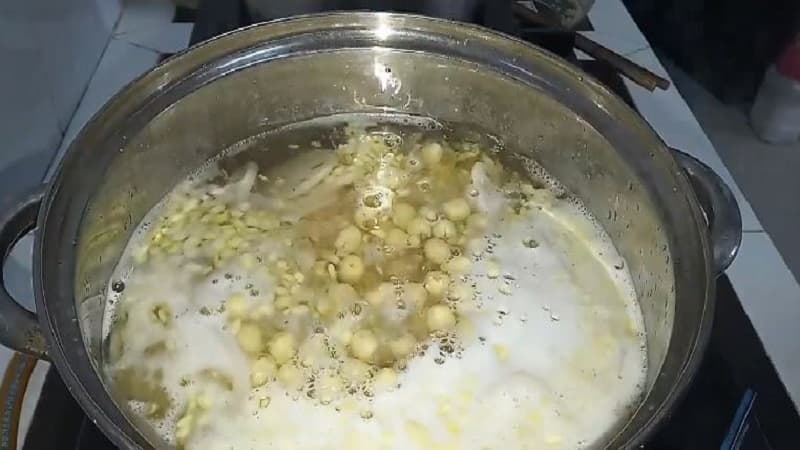 Nấu chè hạt sen đậu xanh
