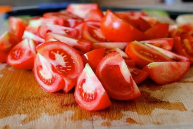 Cắt cà chua thành múi cau
