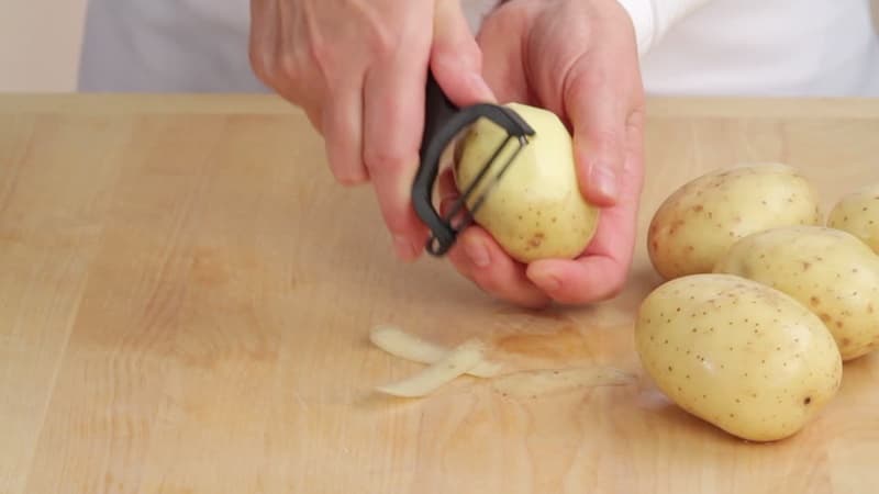 Gọt vỏ khoai tây