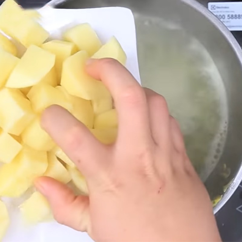 Thêm khoai tây vào nồi ninh mềm