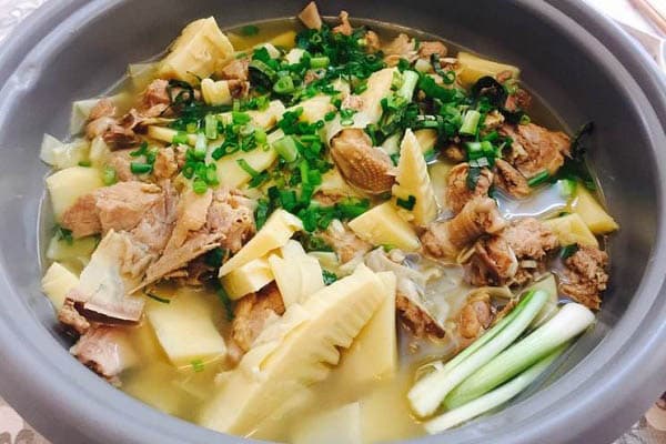 Nấu canh vịt măng chua